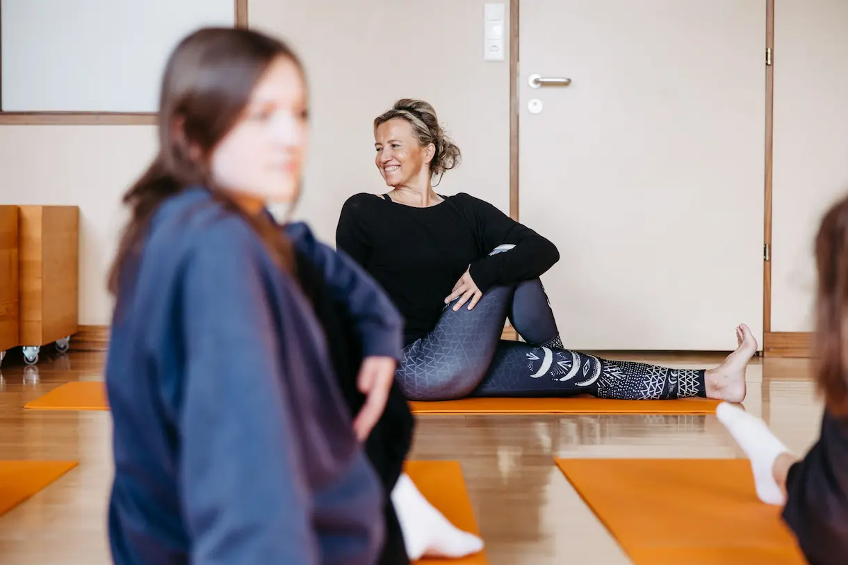 Yoga studentinnen aus Vorarlberg praktizieren.